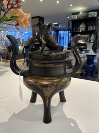 Un br&ucirc;le-parfum tripod couvert en bronze partiellement dor&eacute;, Chine, Ming