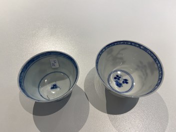 Twee Chinese blauw-witte koppen, een dekselvaas, een kendi en een Imari-stijl theebus, Wanli en Kangxi