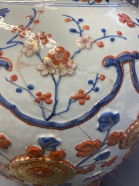 Een uitzonderlijk grote Chinese Imari-stijl dekselvaas met reli&euml;fdecor, Kangxi