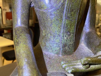 Une grande figure de Bouddha en bronze, Birmanie, 17/18&egrave;me