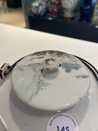 Une th&eacute;i&egrave;re couverte en porcelaine de Chine qianjiang cai, 19/20&egrave;me