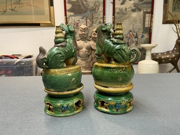 Une paire de porte-encens en forme de lions bouddhistes en biscuit &eacute;maill&eacute; sancai, Ming