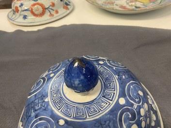 Une paire de grands vases couverts en porcelaine de Chine en bleu et blanc, 19&egrave;me