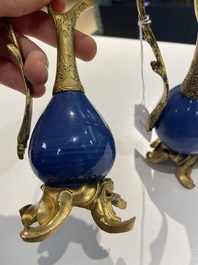 Deux vases en porcelaine de Chine bleu monochrome mont&eacute;s comme verseuses en bronze dor&eacute;, Kangxi et 19&egrave;me