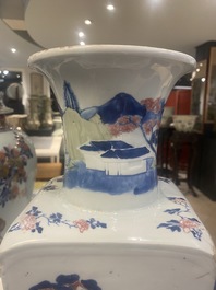 Un vase de forme carr&eacute;e en porcelaine de Chine en bleu et blanc, c&eacute;ladon et rouge de cuivre, Kangxi