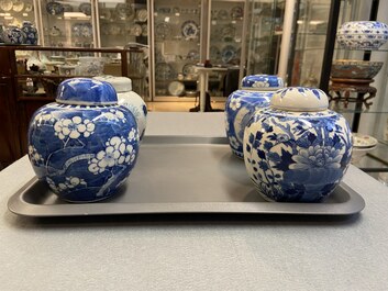 Quatorze vases en porcelaine de Chine en bleu et blanc, 18/20e eeuw