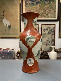 Un vase en porcelaine de Chine famille rose &agrave; fond rouge de corail, marque de Qianlong, R&eacute;publique