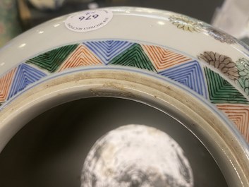 Une paire de pots couverts en porcelaine de Chine wucai, marque de Wanli, 19&egrave;me