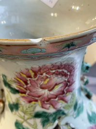 Trois vases en porcelaine de Chine famille rose et un en bleu et blanc, 19&egrave;me