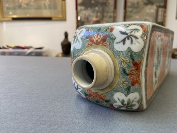 Une bouteille de forme carr&eacute;e en porcelaine de Chine famille verte, Kangxi