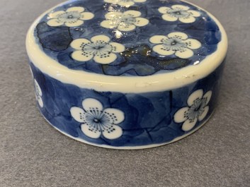 Quatre pots couverts en porcelaine de Chine en bleu et blanc, 19&egrave;me