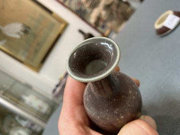 Un vase sur support en porcelaine de Chine &agrave; &eacute;mail 'fleur de p&ecirc;cher', marque de Kangxi, 19/20&egrave;me