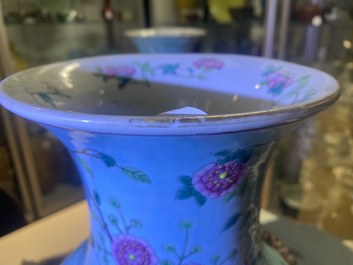 Une paire de vases en porcelaine de Chine famille rose &agrave; fond turquoise aux anses en forme de papillon, 19&egrave;me