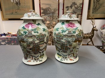 Een paar Chinese qianjiang cai dekselvazen met antiquiteiten, 19/20e eeuw