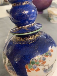 Un vase en porcelaine de Chine famille verte &agrave; fond bleu poudr&eacute;, Kangxi