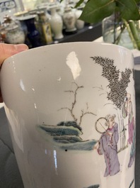 Une paire de jardini&egrave;res et un plat &agrave; fond c&eacute;ladon en porcelaine de Chine famille rose, 19&egrave;me