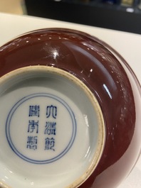 Un bol en porcelaine de Chine rouge de cuivre monochrome, marque de Qianlong, R&eacute;publique