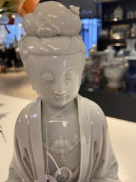 Une figure de Guanyin en porcelaine blanc de Chine de Dehua, marque de Boji Yuren, 18/19&egrave;me