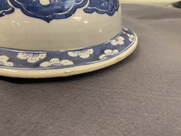 Une paire de grands vases couverts en porcelaine de Chine en bleu et blanc, 19&egrave;me