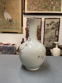 Un vase en porcelaine de Chine famille rose, marque de Hongxian, R&eacute;publique