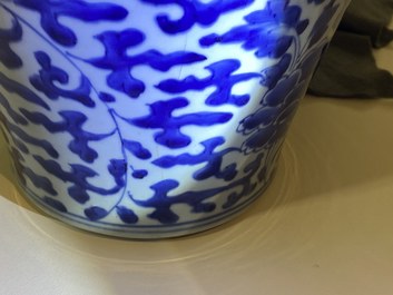 Une paire de vases couverts en porcelaine de Chine en bleu et blanc &agrave; d&eacute;cor de rinceaux de pivoines, Kangxi