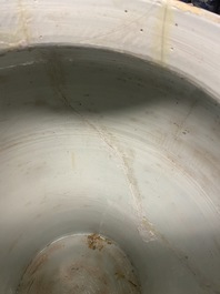Un tr&egrave;s grand vase couvert en porcelaine de Chine de style Imari &agrave; d&eacute;cor floral appliqu&eacute;, Kangxi