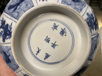 Twee Chinese blauw-witte kommen, Kangxi en Wanli