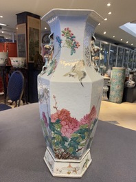 Un vase de forme hexagonale en porcelaine de Chine qianjiang cai &agrave; d&eacute;cor d'antiquit&eacute;s, 19&egrave;me