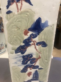 Un vase de forme carr&eacute;e en porcelaine de Chine en bleu et blanc, c&eacute;ladon et rouge de cuivre, Kangxi