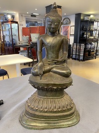 Une grande figure de Bouddha en bronze, Birmanie, 17/18&egrave;me