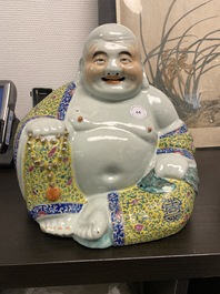 Une figure de Bouddha en porcelaine de Chine famille rose, marque en creux, 19&egrave;me