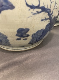 Trois grands vases en porcelaine de Chine en bleu et blanc, &eacute;poque Transition