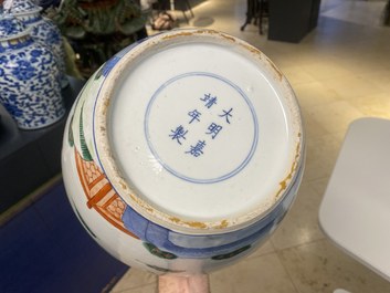 Une paire de pots couverts en porcelaine de Chine wucai, marque de Wanli, 19&egrave;me