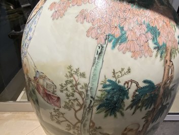 Un grand vase en porcelaine de Chine famille rose &agrave; d&eacute;cor d'immortels, R&eacute;publique