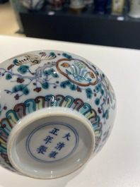 Une soucoupe en porcelaine de Chine doucai, marque de Yongzheng, 19/20&egrave;me