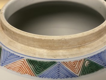 Une paire de pots couverts en porcelaine de Chine wucai, marque de Wanli, 19&egrave;me