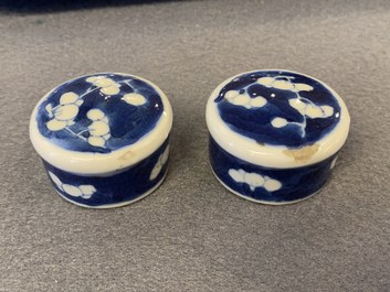 Une paire de pots couverts et une paire de bols couverts sur supports en porcelaine de Chine en bleu et blanc, 19&egrave;me