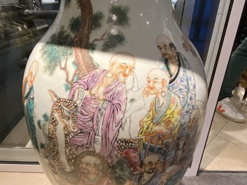 Un grand vase en porcelaine de Chine famille rose &agrave; d&eacute;cor d'immortels, R&eacute;publique