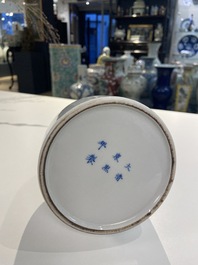 Un vase en porcelaine de Chine en bleu et blanc &agrave; d&eacute;cor d'un ph&eacute;nix, 19/20&egrave;me