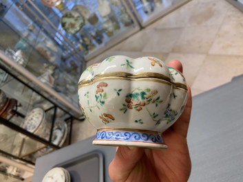 Sept soucoupes, une th&eacute;i&egrave;re et une bo&icirc;te couverte en porcelaine de Chine famille rose, 19&egrave;me