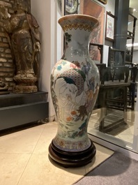 Un grand vase en porcelaine de Chine famille rose &agrave; d&eacute;cor d'immortels, R&eacute;publique