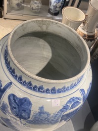 Trois grands vases en porcelaine de Chine en bleu et blanc, &eacute;poque Transition