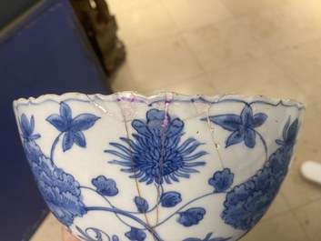 Twee Chinese blauw-witte kommen, Kangxi en Wanli