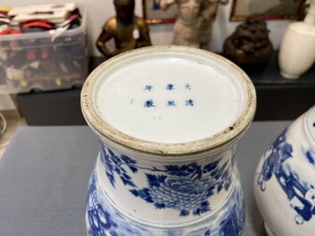 Trois vases couverts en porcelaine de Chine en bleu et blanc, marque de Kangxi, 19&egrave;me