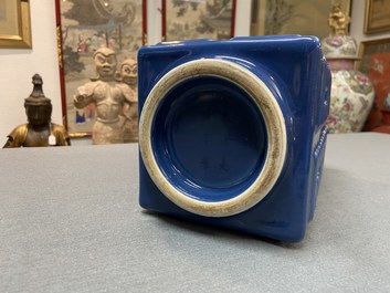 Un vase de forme 'cong' en porcelaine de Chine bleu monochrome, marque de Guangxu, R&eacute;publique