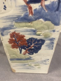 Un vase de forme carr&eacute;e en porcelaine de Chine en bleu et blanc, c&eacute;ladon et rouge de cuivre, Kangxi