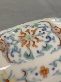 Un vase miniature en porcelaine de Chine doucai, marque et &eacute;poque de Yongzheng