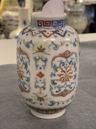 Un vase miniature en porcelaine de Chine doucai, marque et &eacute;poque de Yongzheng