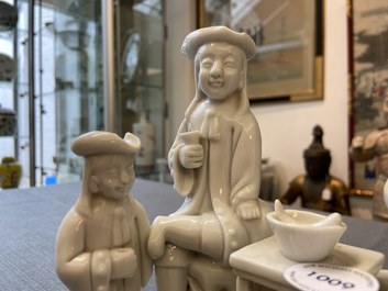 Un groupe en porcelaine blanc de Chine de Dehua figurant une famille hollandaise, Kangxi