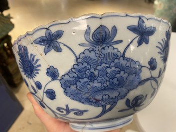 Twee Chinese blauw-witte kommen, Kangxi en Wanli